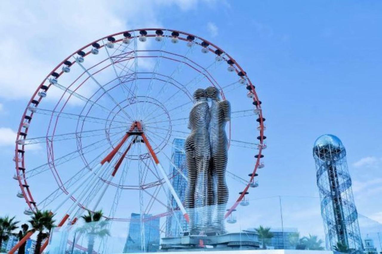 ホテル Dream Tower バトゥーミ エクステリア 写真